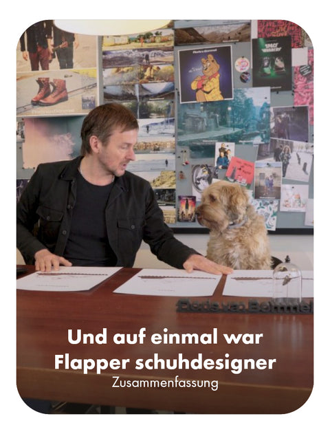 Floris van Bommel is sitting at a desk with a small dog beside him, in front of a wall covered in photos and posters. German text appears at the bottom: 'Und auf einmal war Flapper schuhdesigner' and 'Zusammenfassung'.