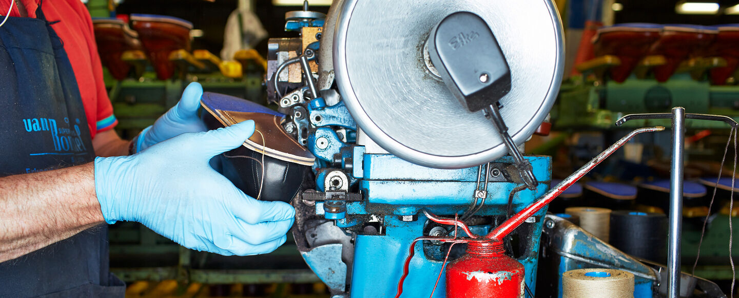 "In 1734, begon mijn bet bet bet bet bet overgrootvader met het maken van schoenen."