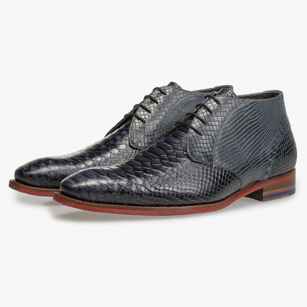 Mid-high leather lace shoe with snake print