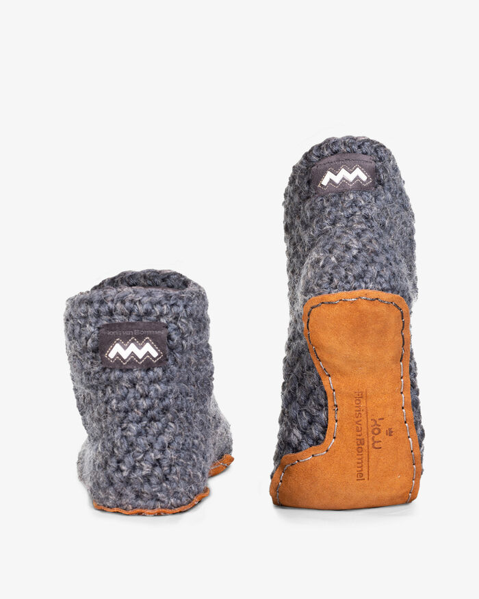 Kingdom of Wow home slippers dark grey