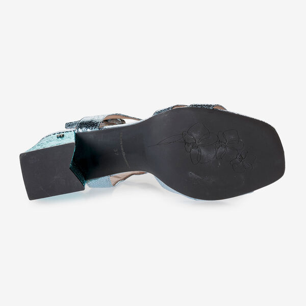 Hellblaue Sandalette mit Metallic-Print