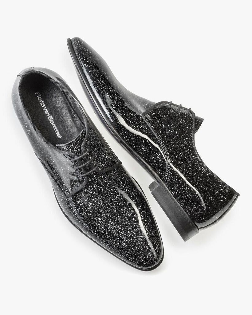 Black patent leather shoe with a print