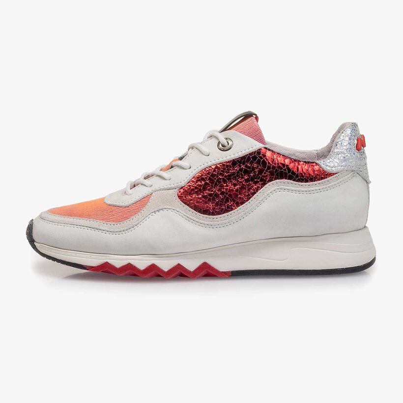 Weißer Nubukleder-Sneaker mit roten Details