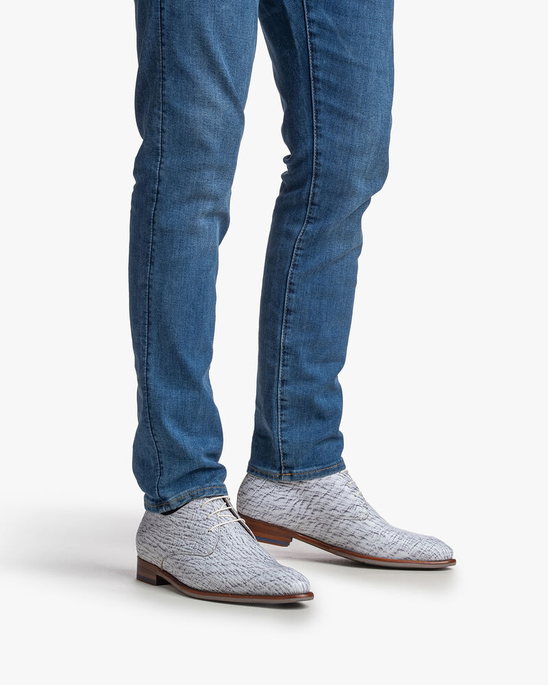 Patent leather lace shoe with a croco print