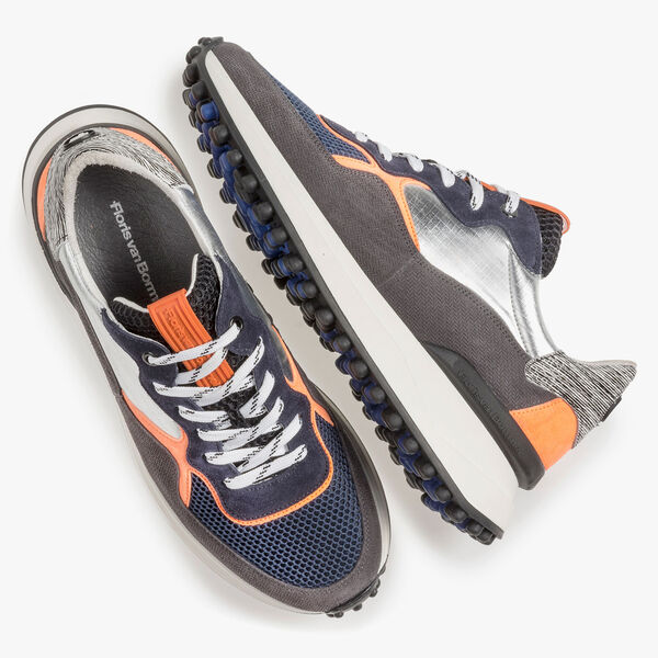 Wildleder-Sneaker mit orangefarbenen Details