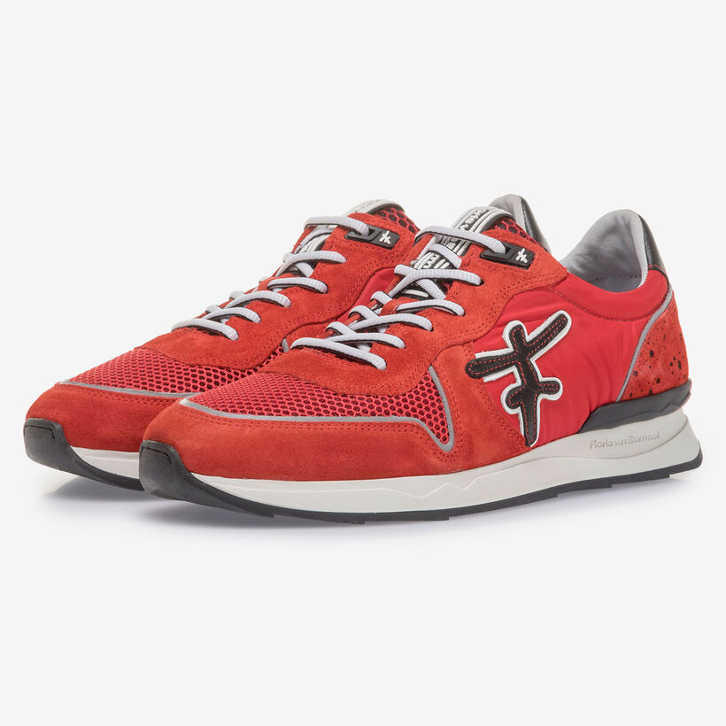 Roter Wildleder-Sneaker