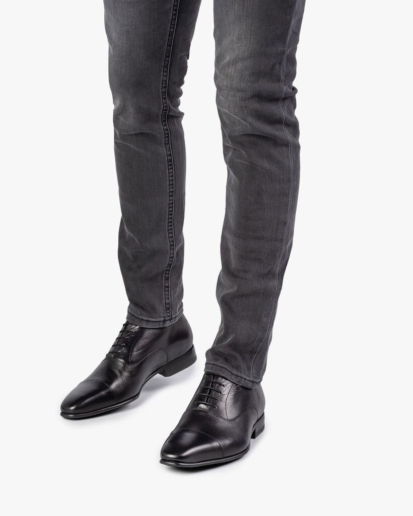 Schwarzer Kalbsleder-Schn&uuml;rschuh