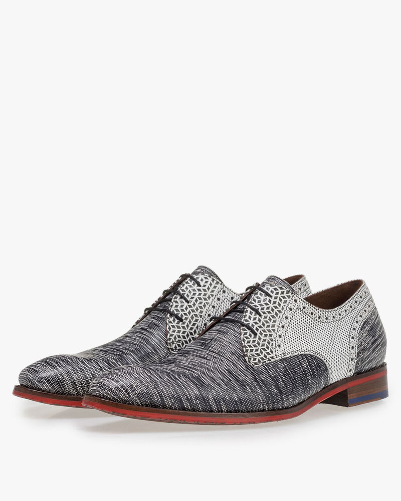 Lace shoe with lizard print
