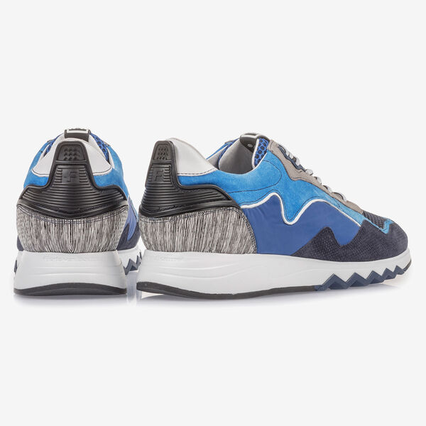Leuchtend blauer Wildleder-Sneaker
