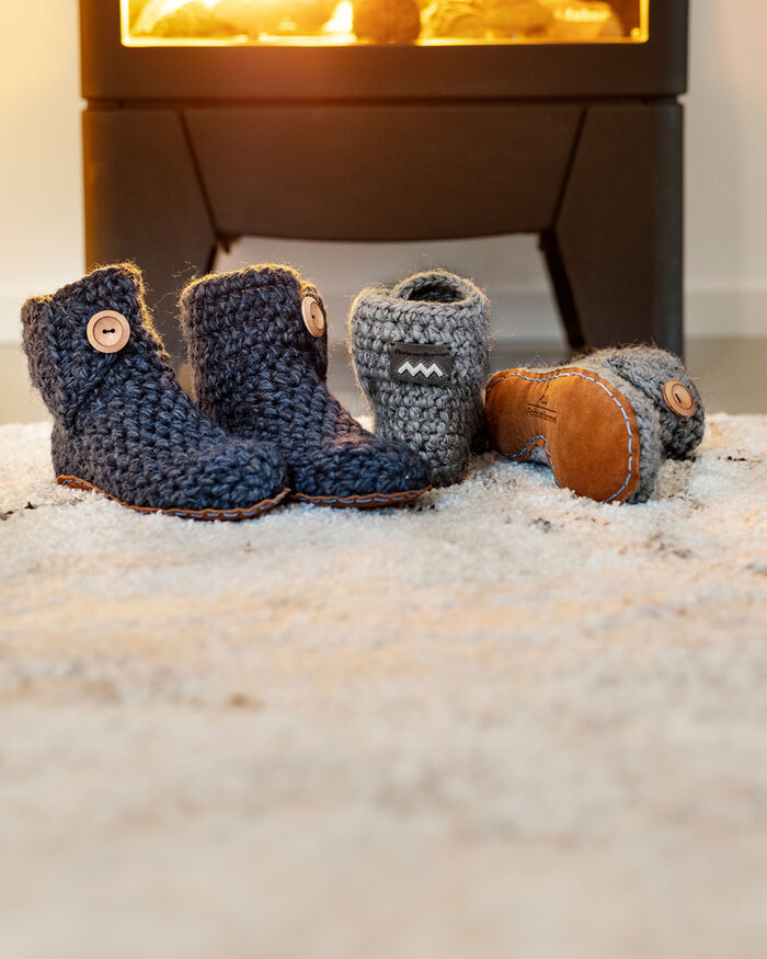 Kingdom of Wow home slippers dark grey