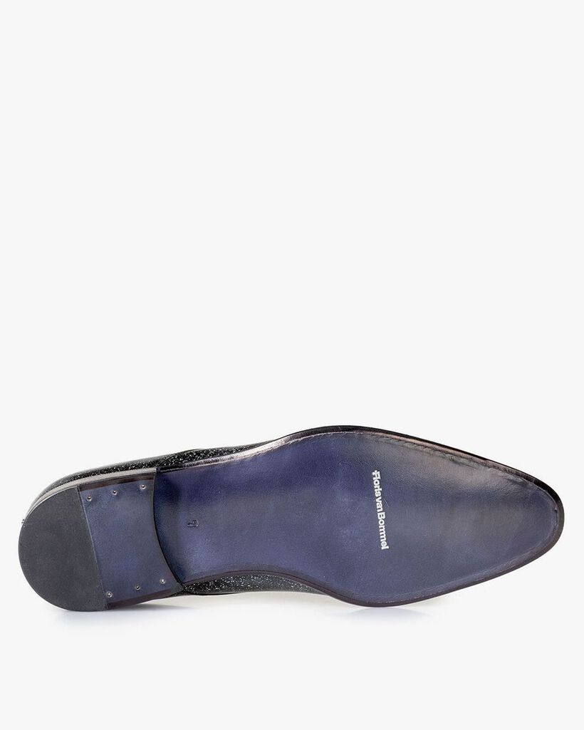 Black patent leather shoe with a print