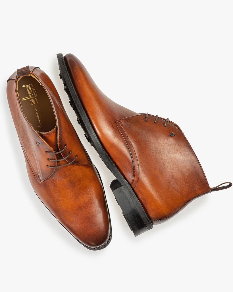 Dunkler cognacfarbener Schnürstiefel