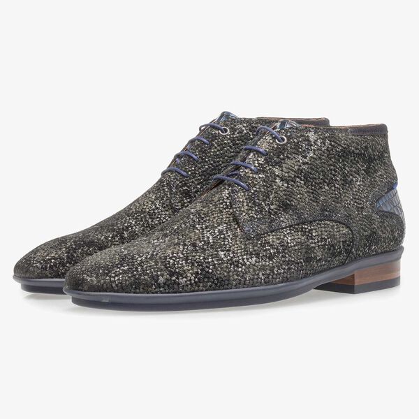 Dark green lace shoe with an organic structure