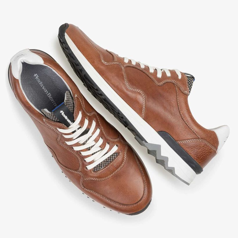 Cognac-coloured leather sneaker