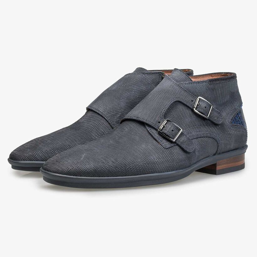 Mid-high blue leather buckled shoe