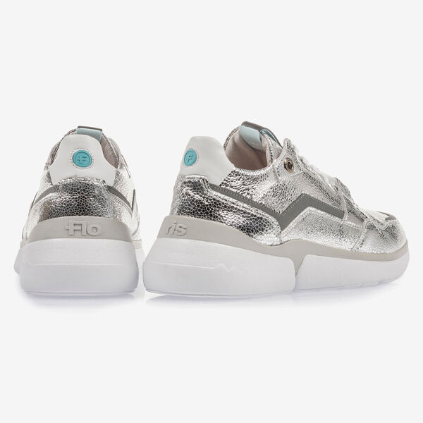 Silver sneaker with metallic print