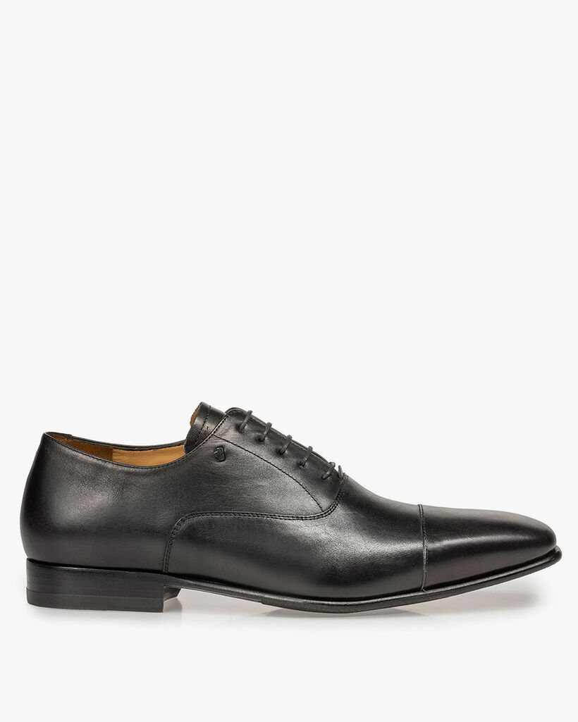 Schwarzer Kalbsleder-Schn&uuml;rschuh