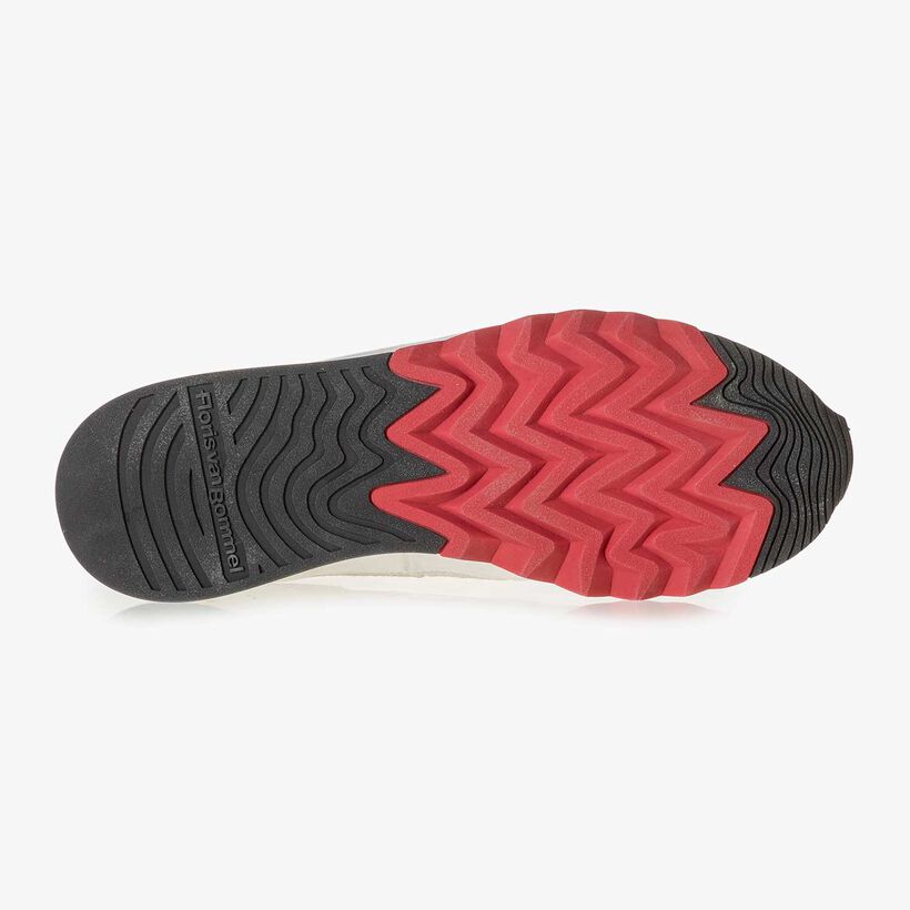 Weißer Nubukleder-Sneaker mit roten Details