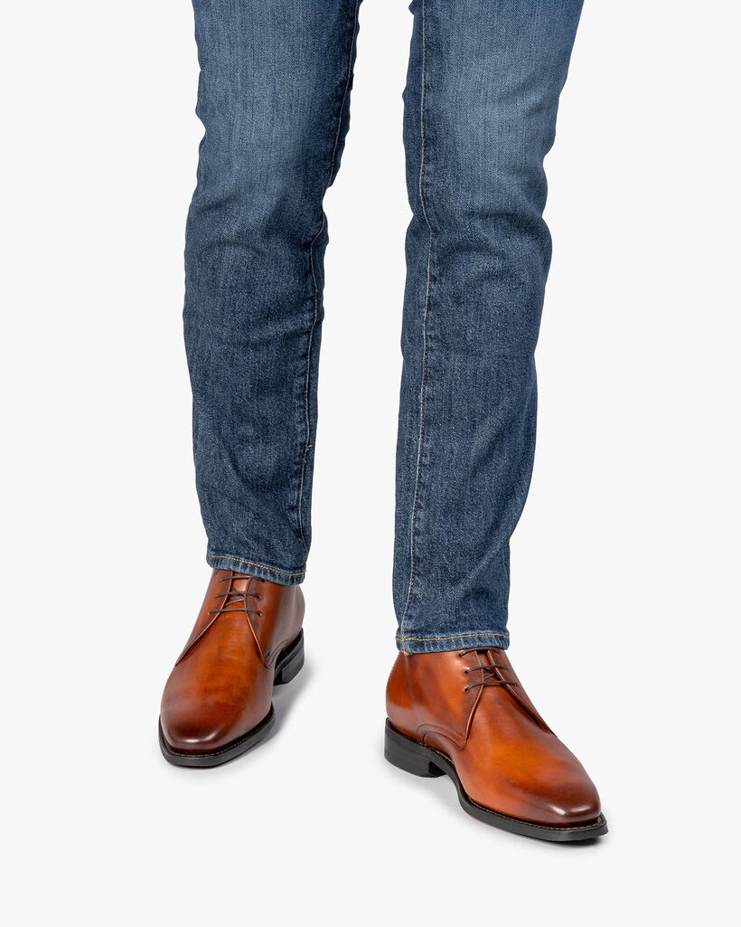 Dunkler cognacfarbener Schnürstiefel