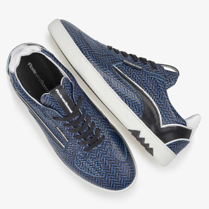 Blauer Leder-Sneaker mit Fischgrätmotiv