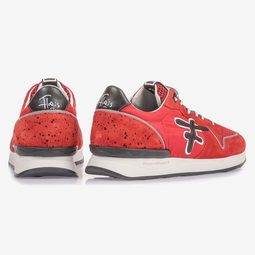 Roter Wildleder-Sneaker