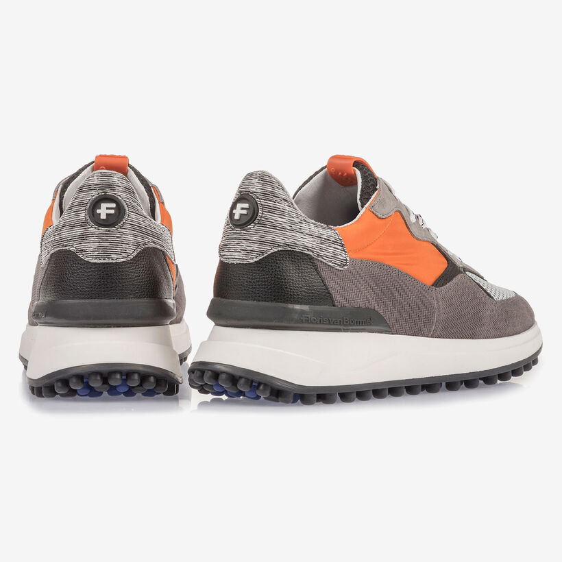 Grauer Wildleder-Sneaker mit orangefarbenen Details