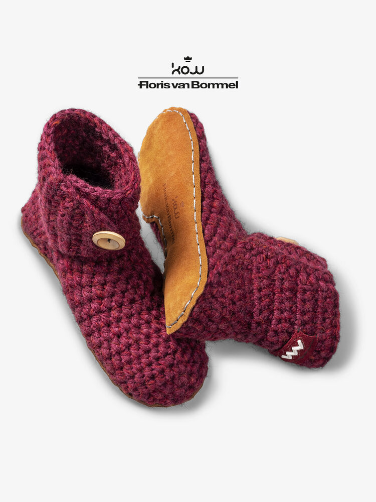 Kingdom of Wow home slippers red