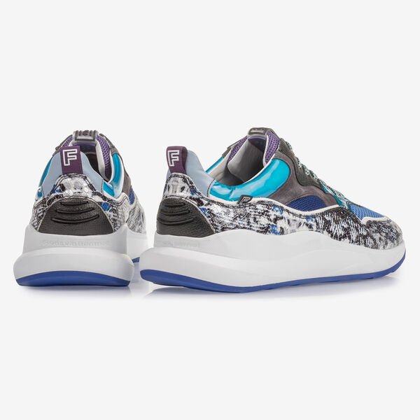 Mehrfarbiger Sneaker mit grau-blauem Print