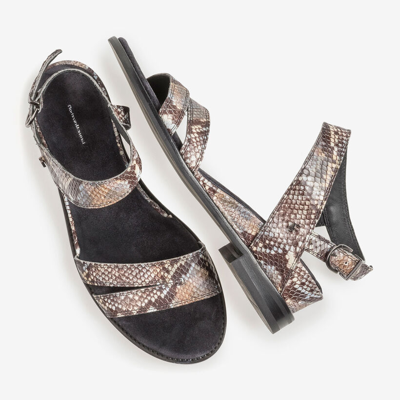 Braun-weiße Leder-Sandale mit Schlangenprint