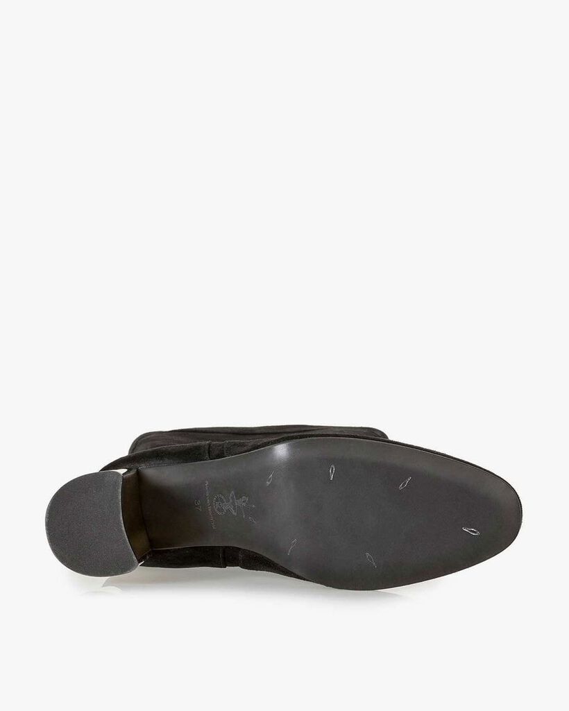 Hoher schwarzer Wildleder-Stiefel