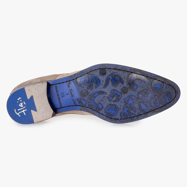 Beige suede leather lace shoe with laser print