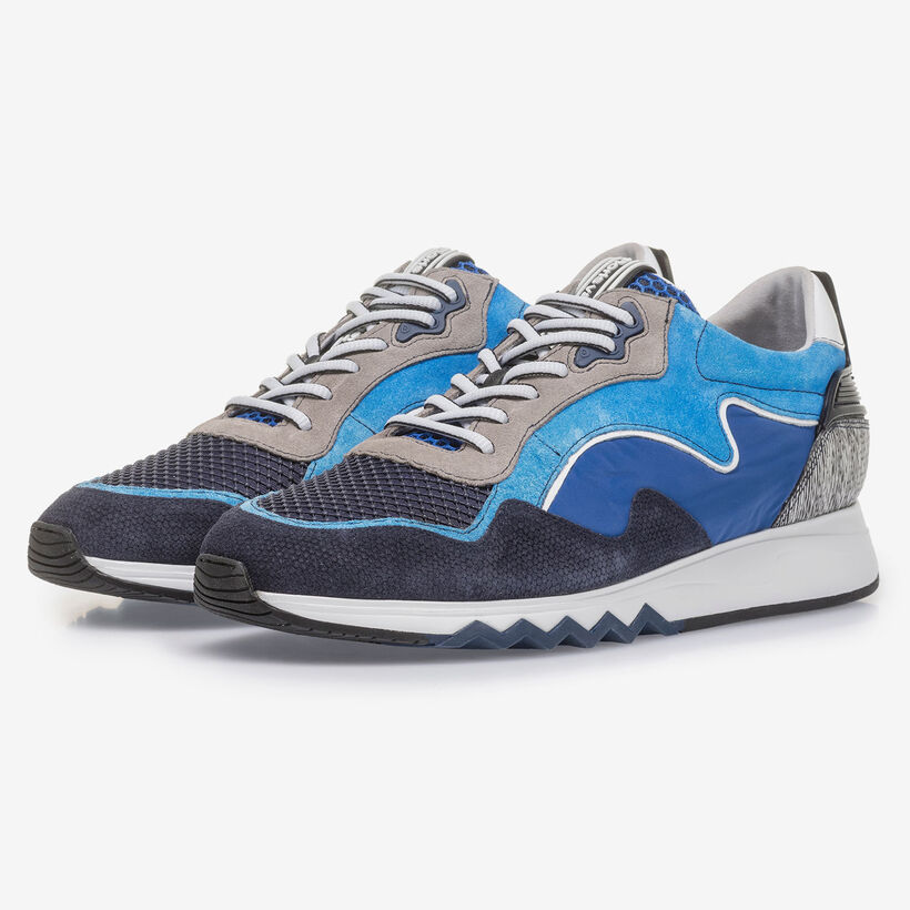 Leuchtend blauer Wildleder-Sneaker