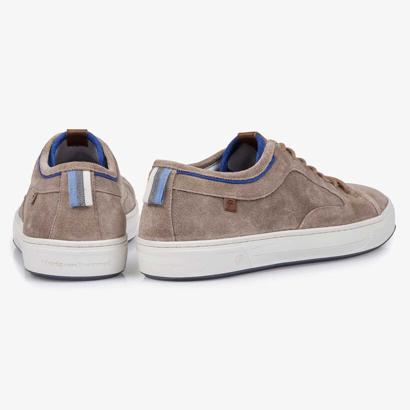 Taupefarbener Sneaker aus gewaschenem Wildleder