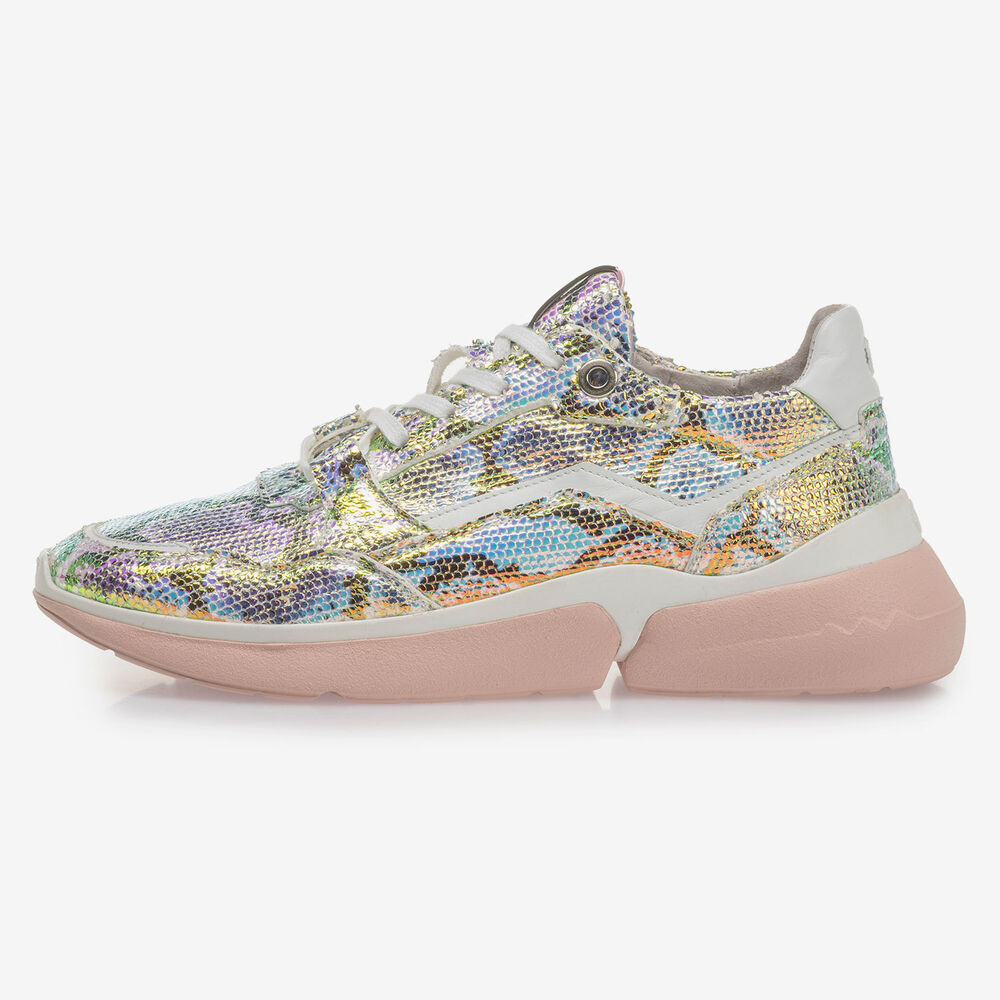 Sneaker mit gr&uuml;n-goldenem Metallic-Print