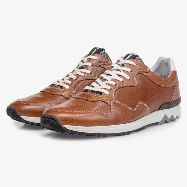 Cognac-coloured leather sneaker