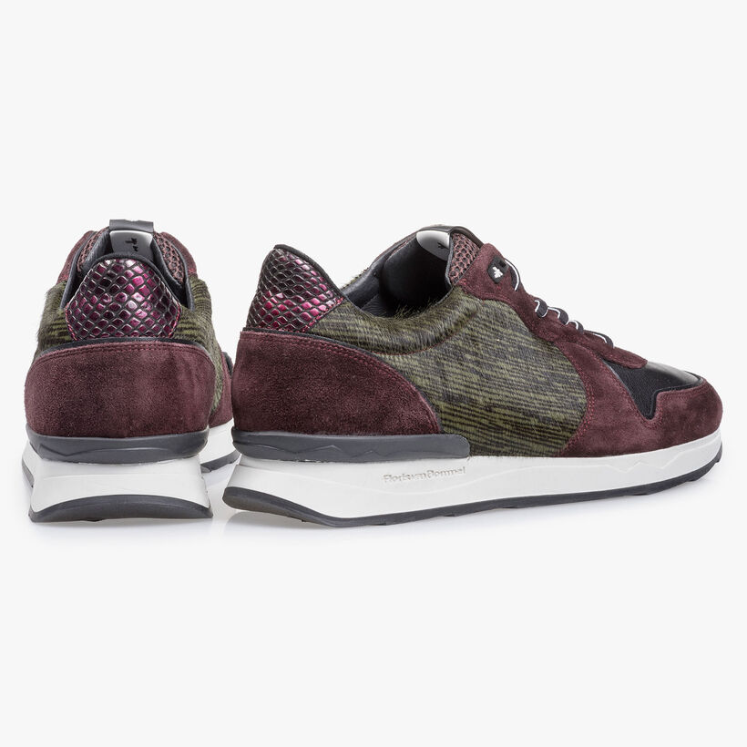 Roter Wildleder-Sneaker
