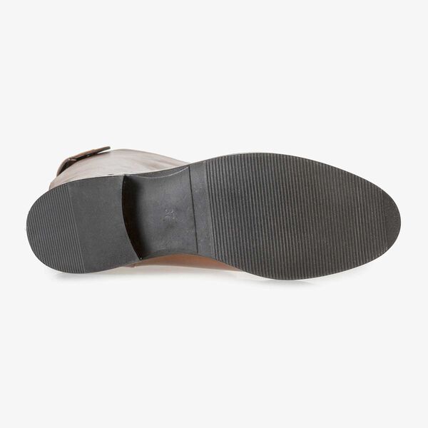 Hoher cognacfarbener Kalbsleder-Stiefel