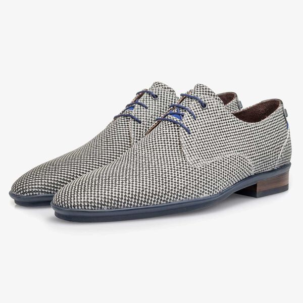 Hellgrauer Wildleder-Schn&uuml;rschuh mit Mini-Print