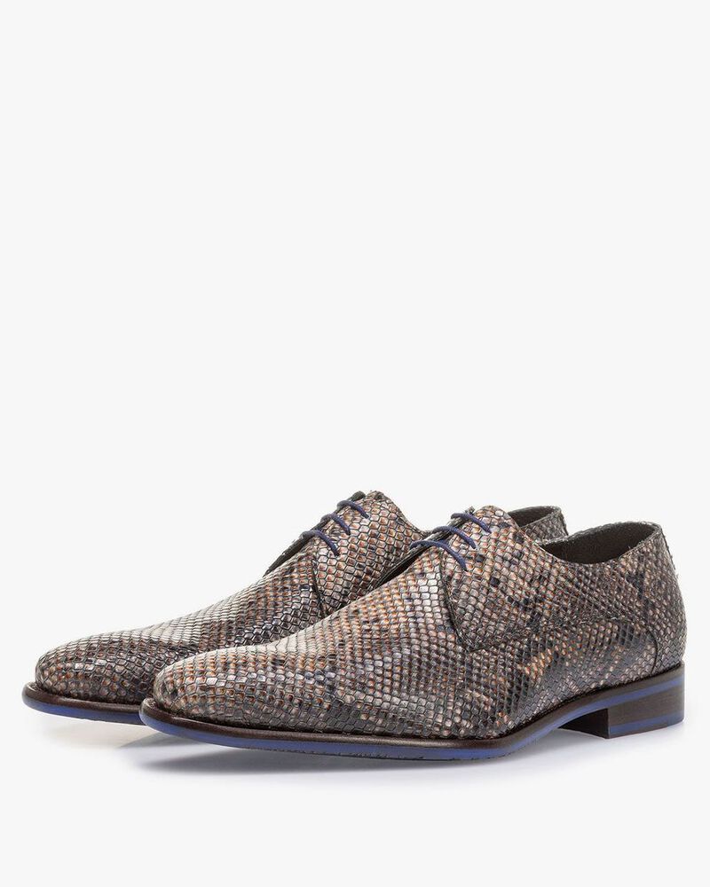 Grau-brauner Schn&uuml;rschuh mit Schlangenprint