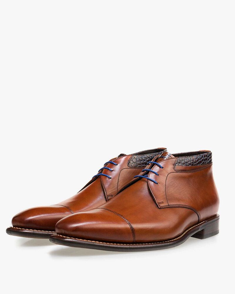 Brauner halbhoher Leder Schn&uuml;rstiefel