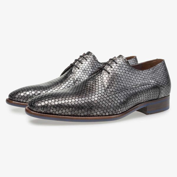 Grauer Kalbsleder-Schn&uuml;rschuh mit Metallicprint