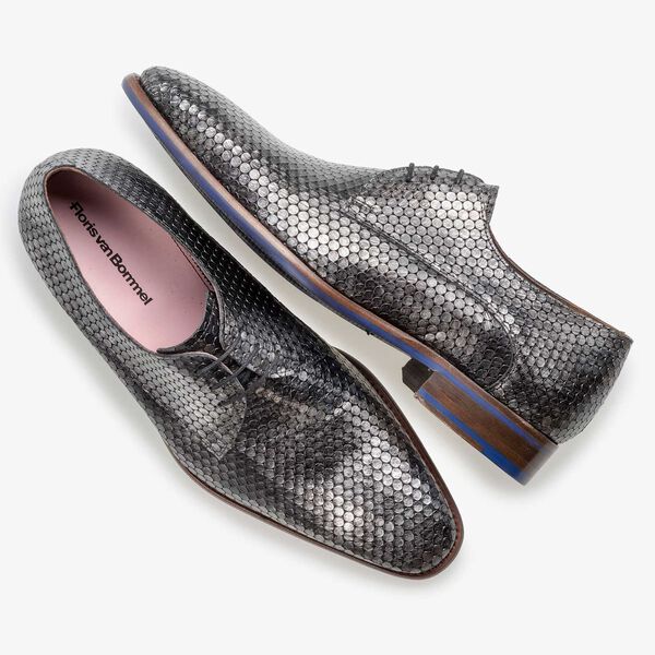 Grauer Kalbsleder-Schn&uuml;rschuh mit Metallicprint