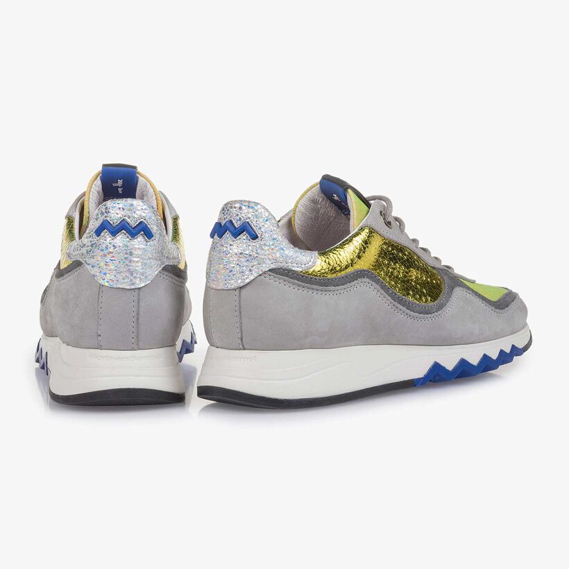 Grauer Nubukleder-Sneaker mit gelbem Details
