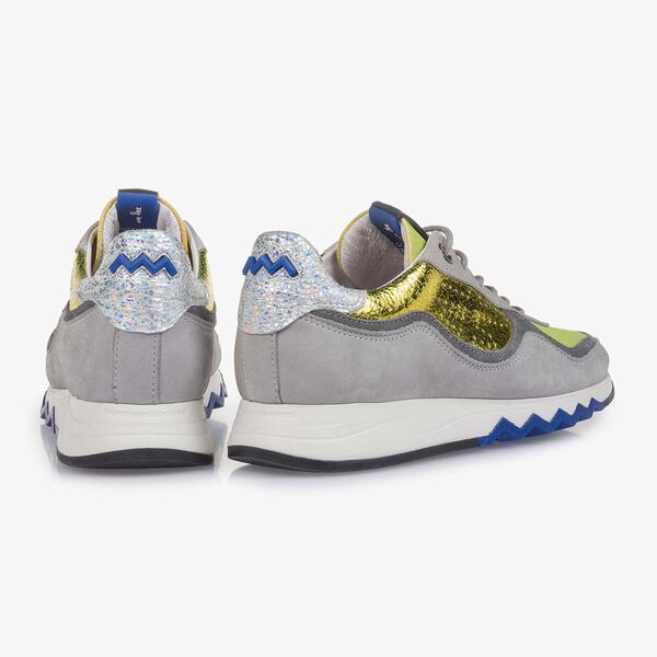 Grauer Nubukleder-Sneaker mit gelbem Details