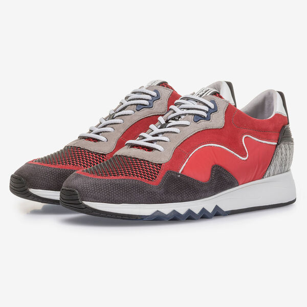 Roter Wildleder-Sneaker