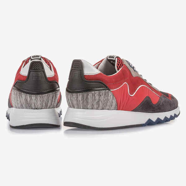 Roter Wildleder-Sneaker