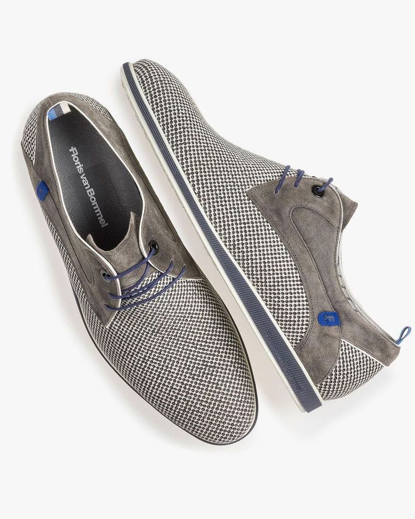Grauer Wildleder-Schn&uuml;rschuh mit Print