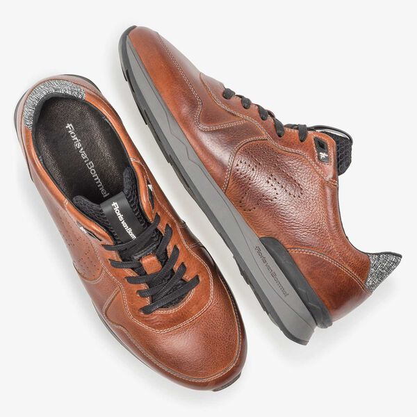 Cognacfarbener Kalbsleder-Sneaker