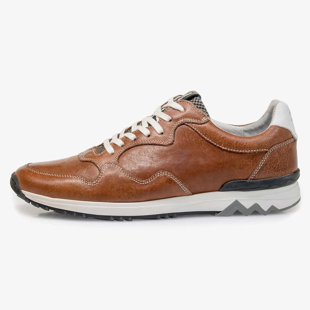 Cognac-coloured leather sneaker