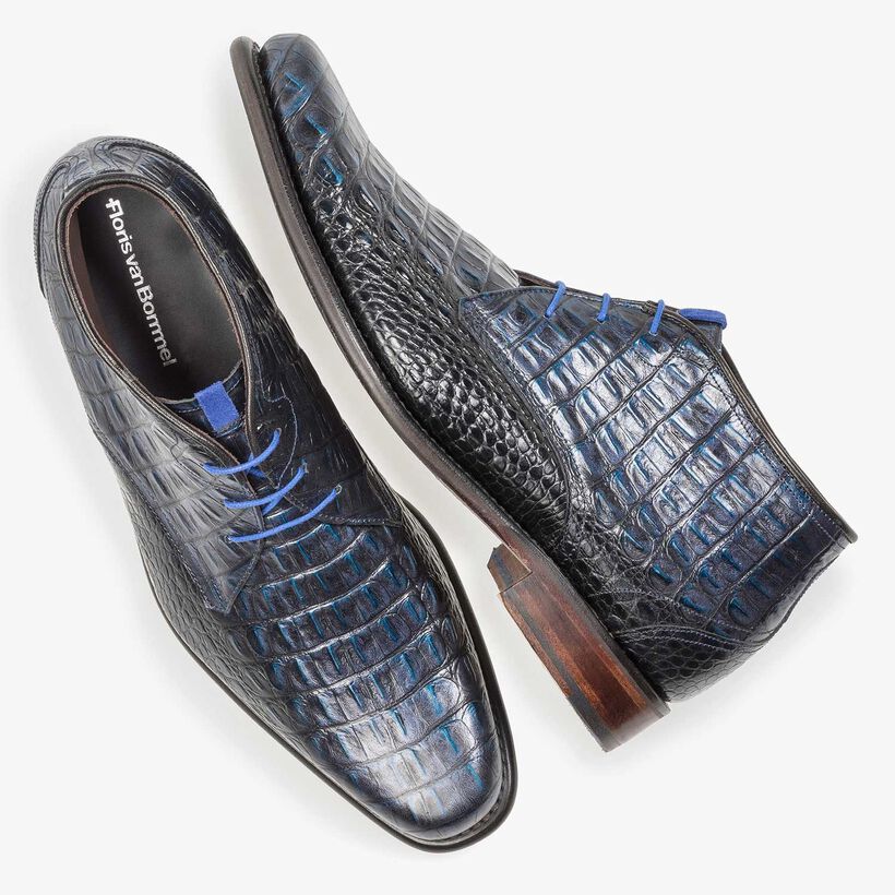 Blauer Leder-Schn&uuml;rstiefel mit Krokoprint
